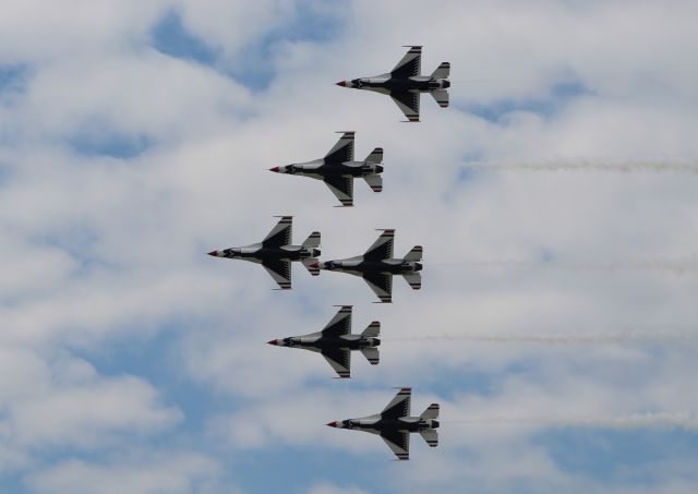 Lockheed F-16 Fighting Falcon — - Dayton Airshow 2019 - The Delta formation for the Thunderbirds  