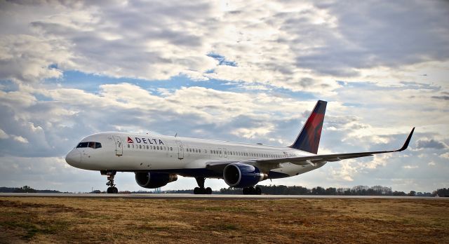 Boeing 757-200 (N695DL) - A Delta Airlines 757 enters runway 26L on its way to New York's JFK