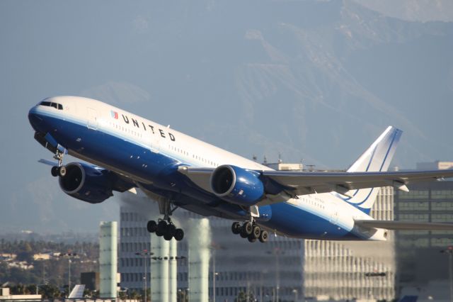 Boeing 777 (N776UA) - Took off from 25R