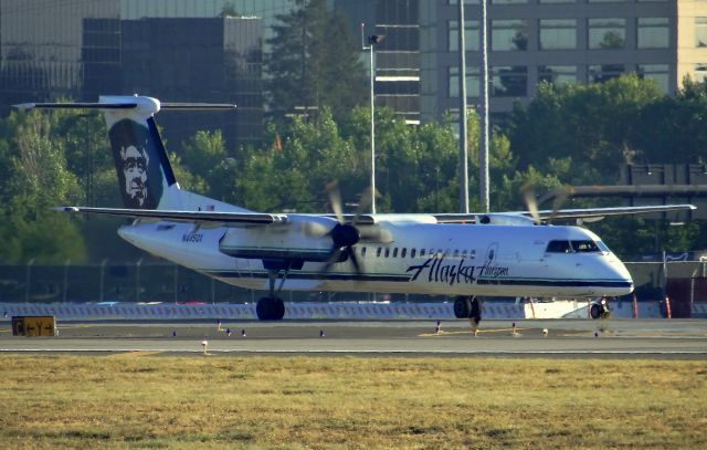 de Havilland Dash 8-400 (N445QX)