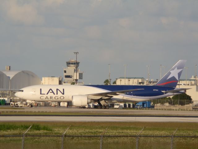 BOEING 777-200LR (N774LA)