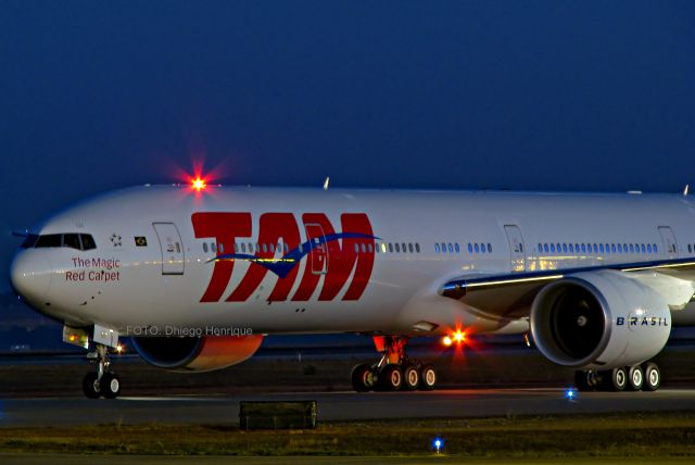 BOEING 777-300 (PT-MUI)