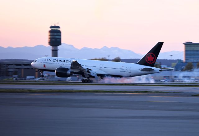 Boeing 777-200 (C-FIUJ)
