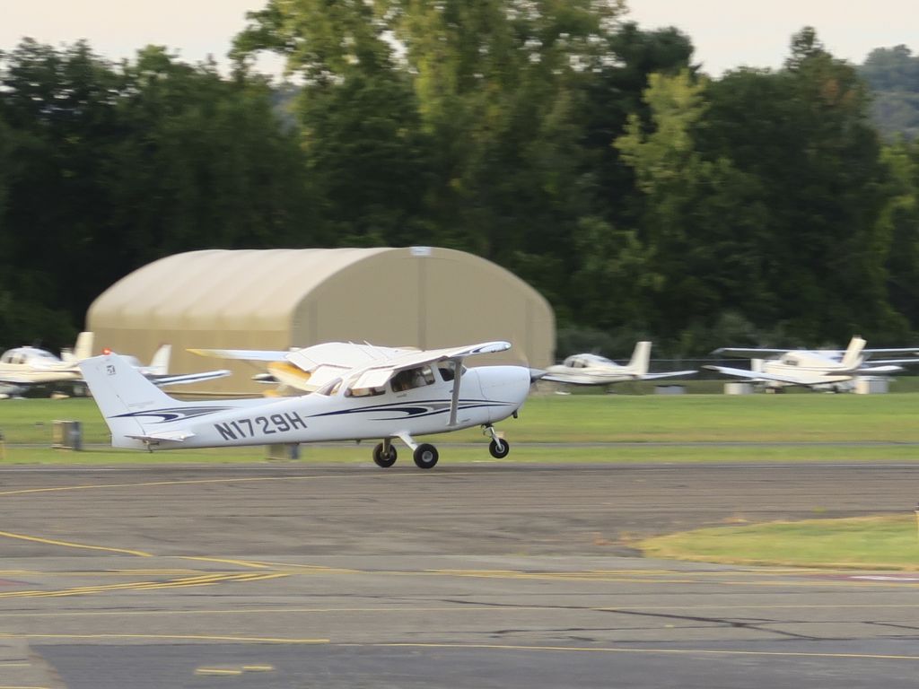 Cessna Skyhawk (N1729H) - Landing runway 08. 26 SEP 2015.