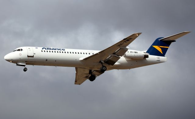 Fokker 100 (VH-XWN) - Short Final to Rwy 35