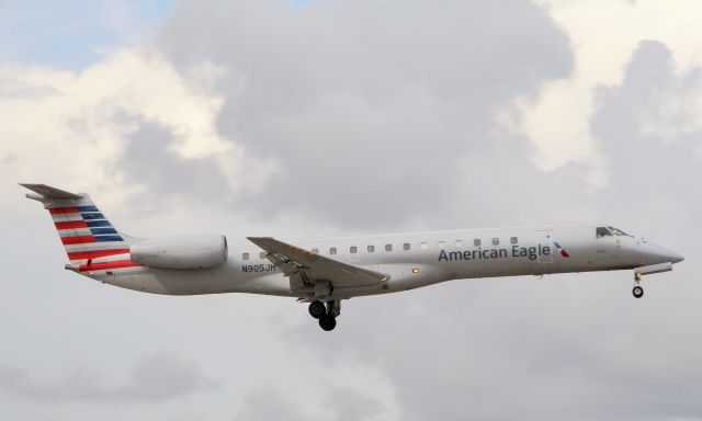 Embraer ERJ-145 (N905JH)