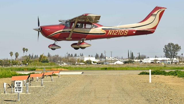 CESSNA T182 Turbo Skylane (N121GS) - Following the PAPI  to a full-stop on Runway Three-Zero, Merced-Yosemite Regional Airport