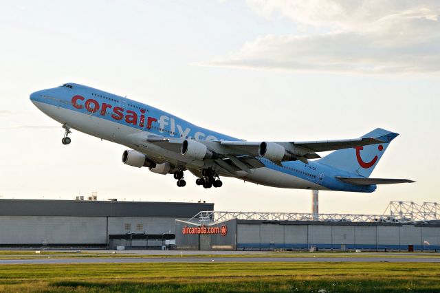 Boeing 747-400 (F-HLOV)