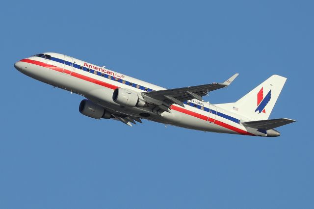 Embraer 170/175 (N760MQ) - 'Envoy 3587' departing to Chicago O'Hare  (12/17)