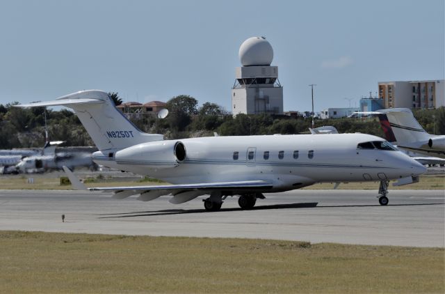 Bombardier Challenger 300 (N825DT)