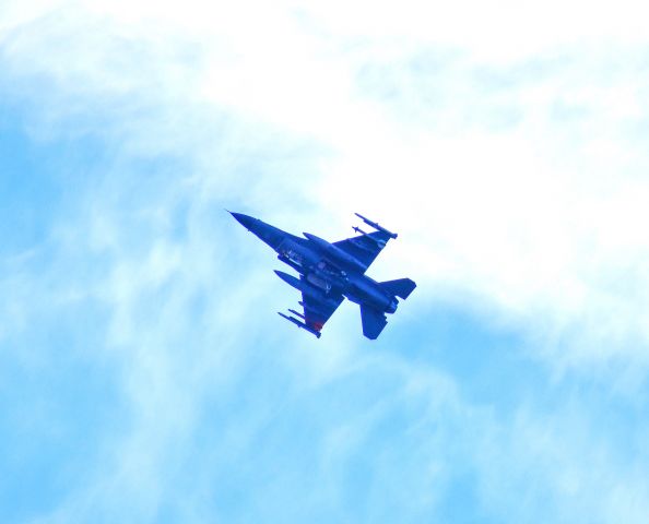 — — - F-16 on approach to NAS-JRB Fort Worth, TX