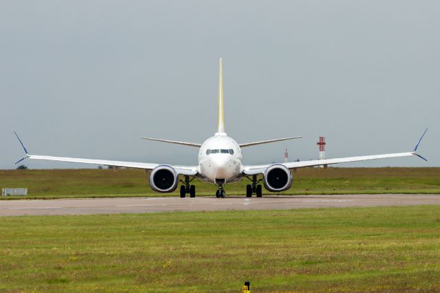 Boeing 737 MAX 8 (TF-ICG) - Nose on with ICE441, lining up for departure in 23L 