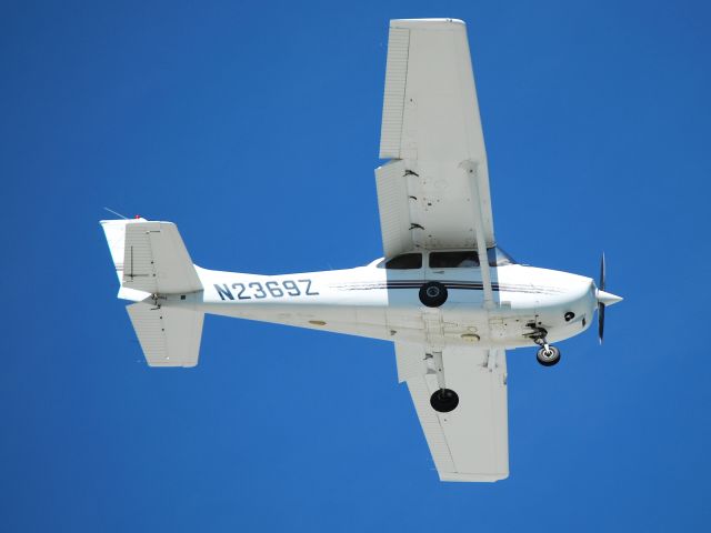 Cessna Skyhawk (N2369Z) - DHS OPERATIONS LLC on final for runway 2 at KJQF - 5/25/13