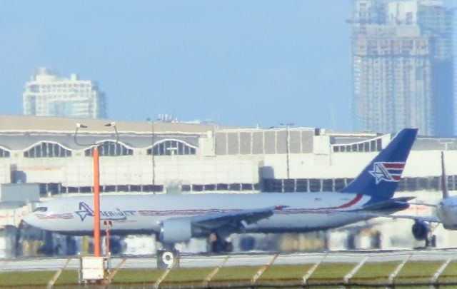 BOEING 767-300 (N316CM)