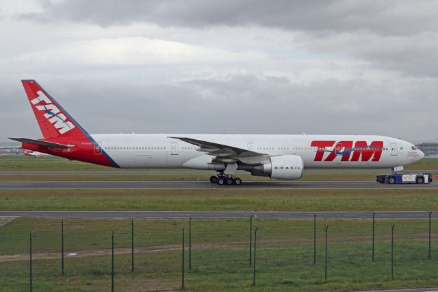 BOEING 777-300 (PT-MUH)