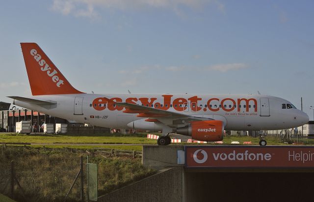 Airbus A319 (HB-JZF) - EasyJet Switzerland - Airbus A319-111 C/N 2184 - HB-JZF - at Luton 2004-10-06