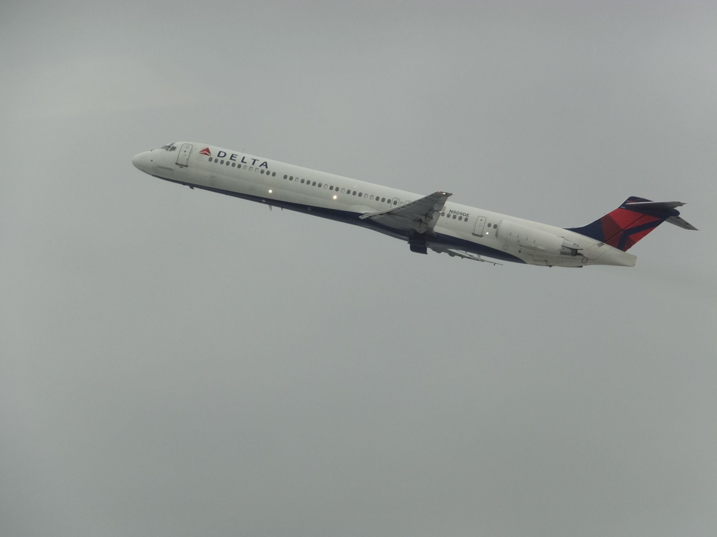 McDonnell Douglas MD-88 (N909DE)