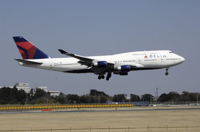 Boeing 747-400 (N622US) - Final Approach to NRT Airport R/W16R on 2012/04/08