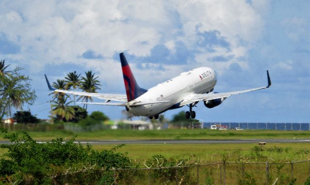 Boeing 737-800 (N3753)