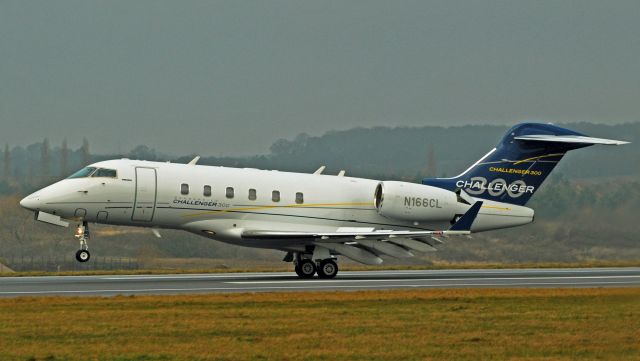 Bombardier Challenger 300 (N166CL)