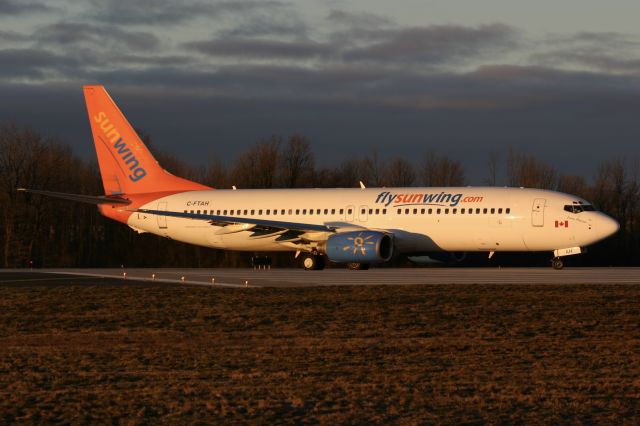 Boeing 737-800 (C-FTAH) - January 15, 2006 - sunrise in London as it departed 