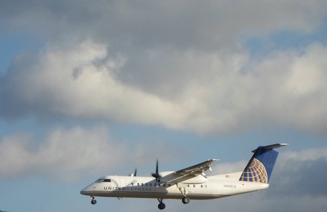 de Havilland Dash 8-300 (N838CA) - A United Express (Commutair) de Havilland Dash 8 arrives at Albany International Airport on a cold winter afternoon.