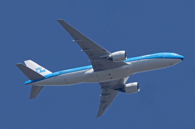 Boeing 777-200 (PH-BQO) - Landing in SF from the south.  Taken in Palo Alto, California.