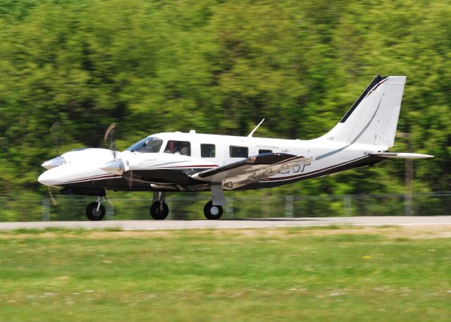 Piper Seneca (N312SF) - Landing on RWY 26