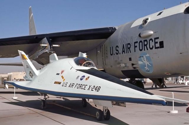 6513551 — - Martin Marietta X-24B 65-13551 with Boeing NB-52B 52-0008 at Edwards AFB Open House, November 16, 1975 