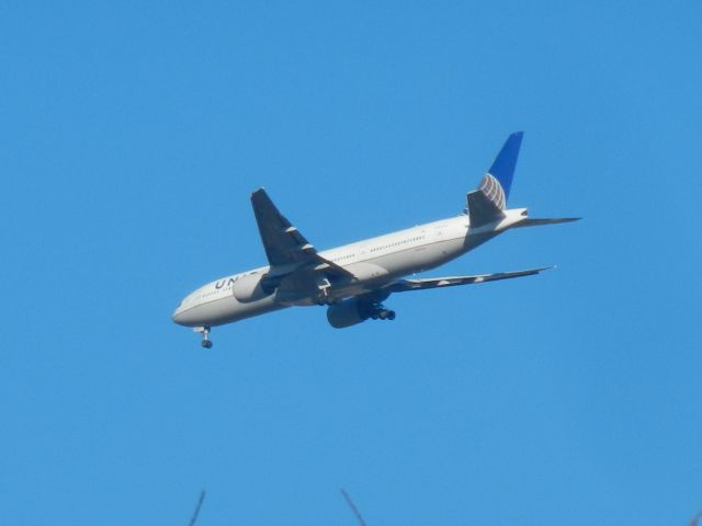 N787UA — - A 1997 Boeing B777-222 Approaches Dulles Intl