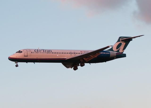 Boeing 717-200 (N934AT) - Sunset arrival