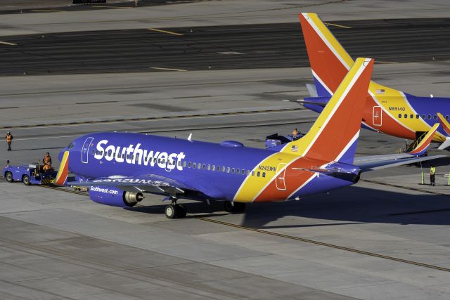 Boeing 737-700 (N242WN)