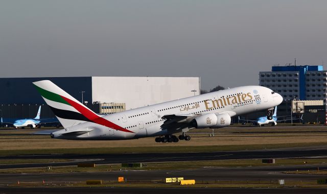 Airbus A380-800 (A6-EOA)