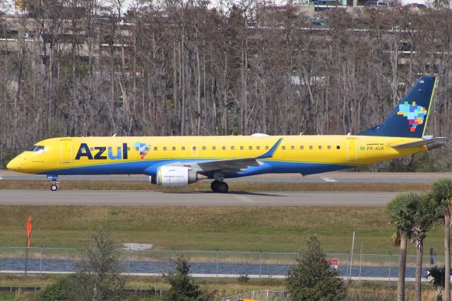 EMBRAER 195 (PR-AUA) - "Canarinho Azul" in the mid-afternoon sun on February 11, 2020