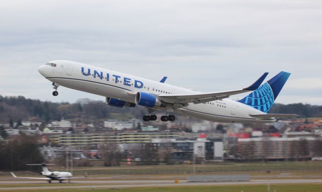 BOEING 767-300 (N676UA)