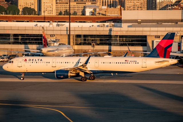 Airbus A321 (N343DN)