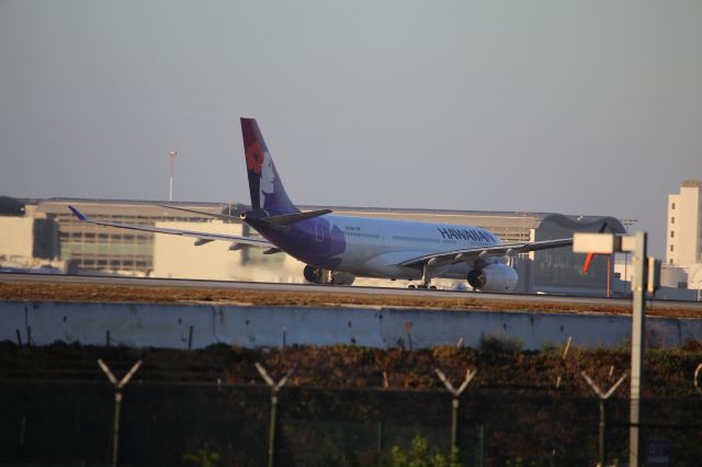 Airbus A330-200 (N374HA)