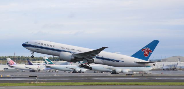Boeing 777-200 (B-2028)