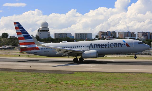Boeing 737-800 (N982NN)