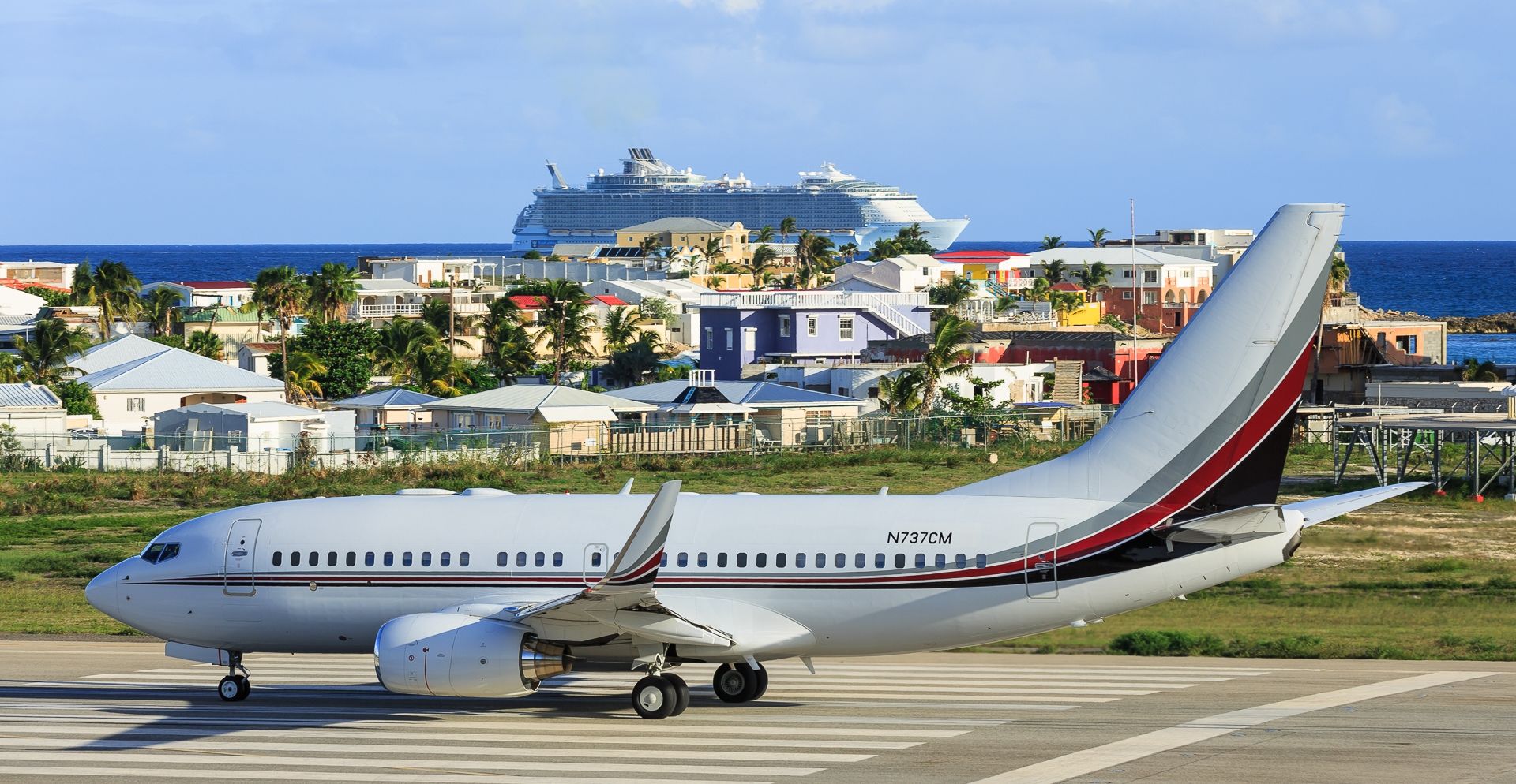 Boeing 737-700 (N737CM) - BBJ N737CM running her blow driers on full blast for take off to the USA while Cruise vessel Oasis of the seas leave port after a days visit to our island!br /on the 06 sep 2018