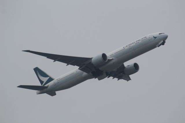 BOEING 777-300ER (B-KQU) - A Cathay Pacific B777-300ER taking off from LHR, taking off from ruwnay 09R.br /br /Location: Great South-West Road.br /Date: 18.12.22 (dd/mm/yy).