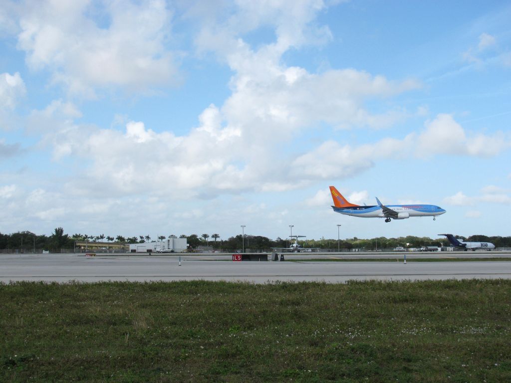Boeing 737-800 (C-FTZD)