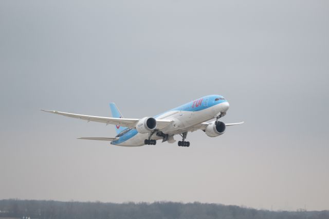 Boeing 787-9 Dreamliner (G-TUIK) - Tui 787-9 taking off 21R for its flight to London Gatwick