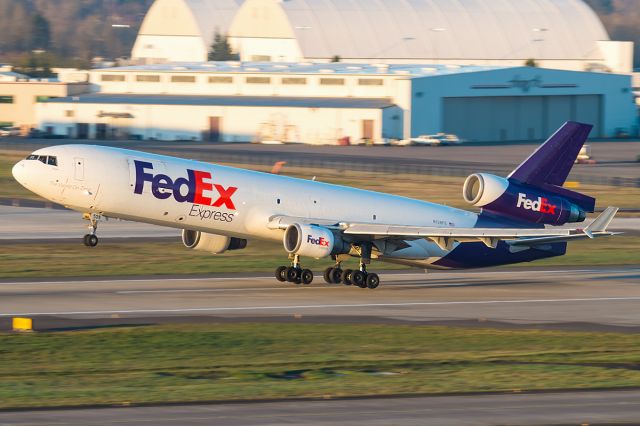 Boeing MD-11 (N528FE) - Departing into the golden sunrise, full quality photo: a rel=nofollow href=http://www.jetphotos.net/photo/8237641http://www.jetphotos.net/photo/8237641/a