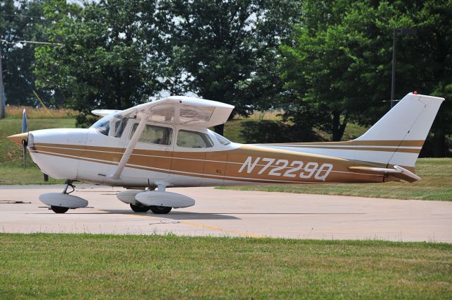 Cessna Skyhawk (N7229Q) - Seen at KFDK on 6/26/2010.  KFDK Open House, combined with the Air Race Classic    http://www.airraceclassic.org/         http://discussions.flightaware.com/profile.php?mode=viewprofile&u=269247