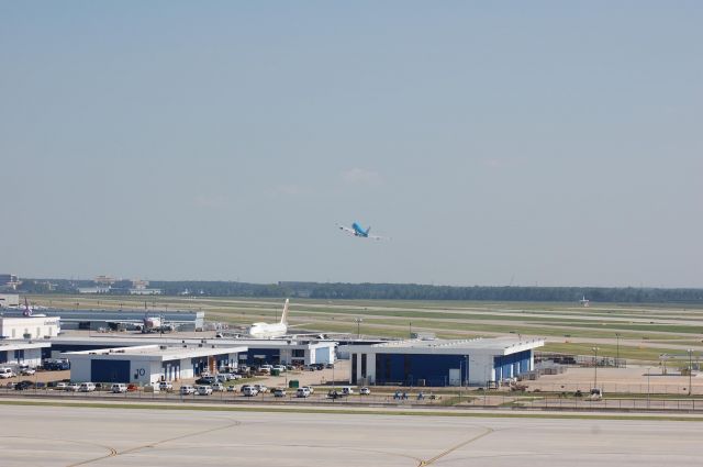 Boeing 747-400 (PH-BFD) - KLM662 heavy starting a right turn, with a FedEx A300-600F and an Atlas Air 747-400F under it.