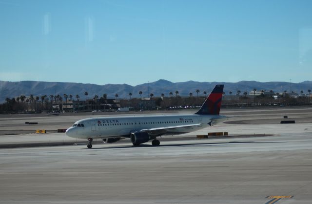 Airbus A320 (N333NW) - 013013 Delta taxiing out Charlie to Rwy 25R