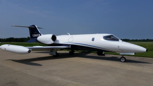 Learjet 35 (N290CK)