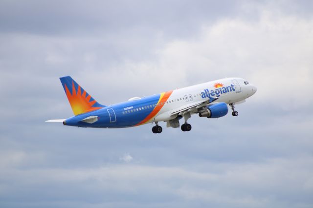 Airbus A320 (N292NV) - Allegiant Air Airbus A320-214 departing CVG