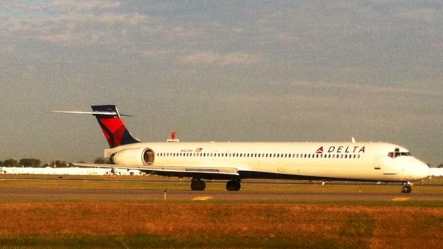 McDonnell Douglas MD-90 (N942DN)